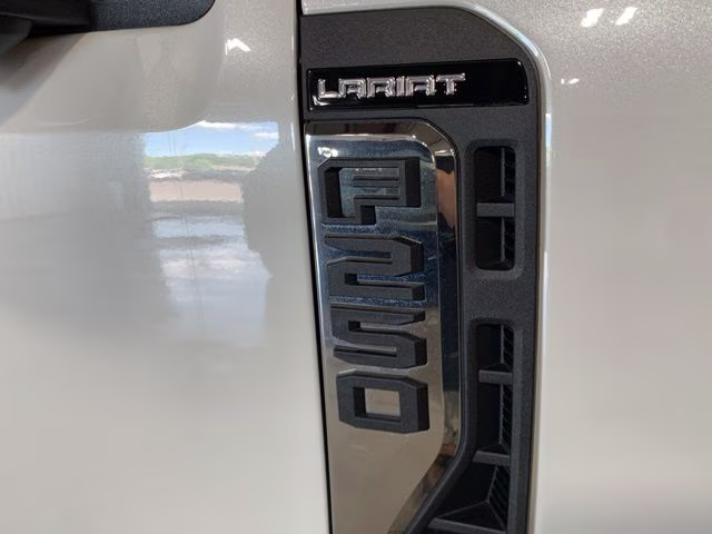 2023 Star White Metallic Tri-Coat Ford Super Duty F-250 SRW Lariat 4X4 Truck