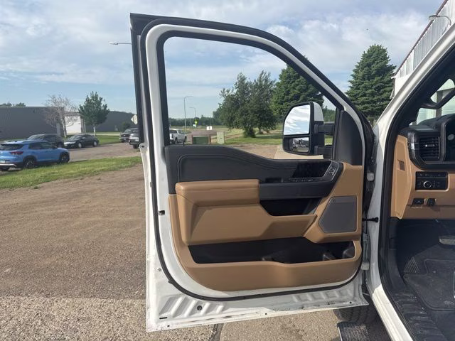 2023 Star White Metallic Tri-Coat Ford Super Duty F-250 SRW Lariat 4X4 Truck