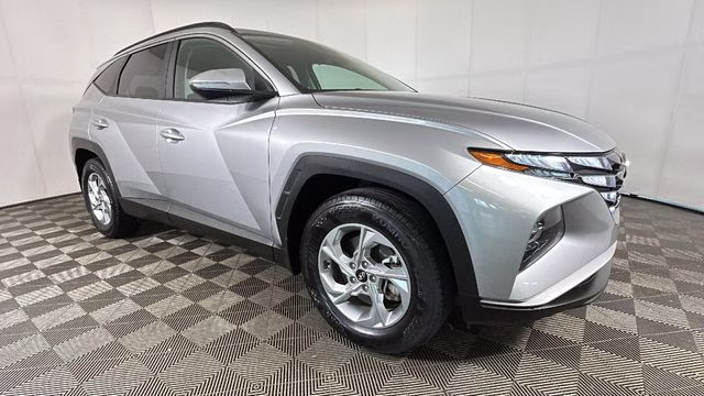 2023 Shimmering Silver Hyundai Tucson SEL FWD SUV