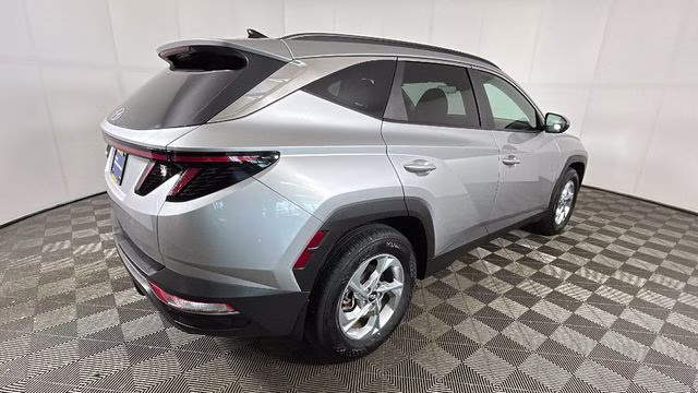 2023 Shimmering Silver Hyundai Tucson SEL FWD SUV