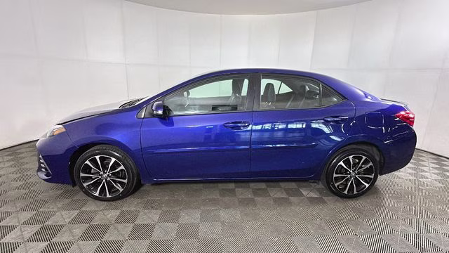 2018 Blue Toyota Corolla SE FWD Sedan