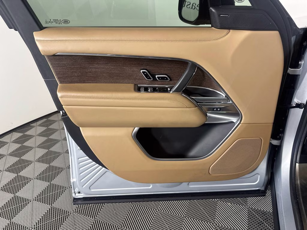 2023 Hakuba Silver Metallic Land Rover Range Rover SE AWD SUV