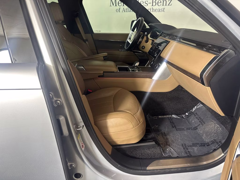2023 Hakuba Silver Metallic Land Rover Range Rover SE AWD SUV