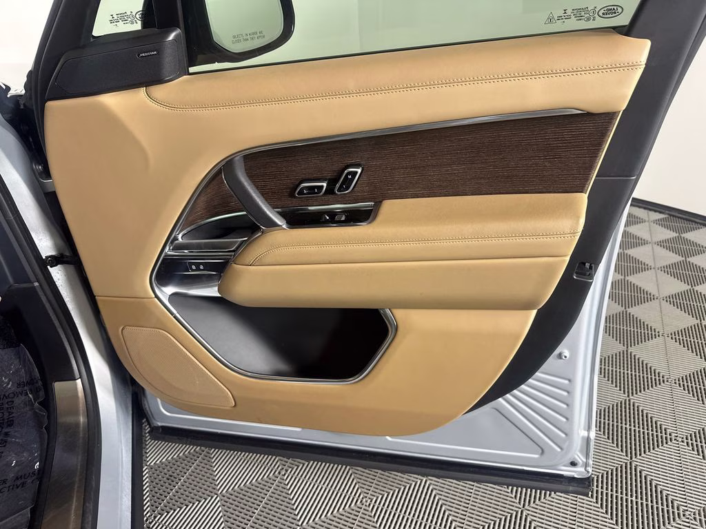 2023 Hakuba Silver Metallic Land Rover Range Rover SE AWD SUV