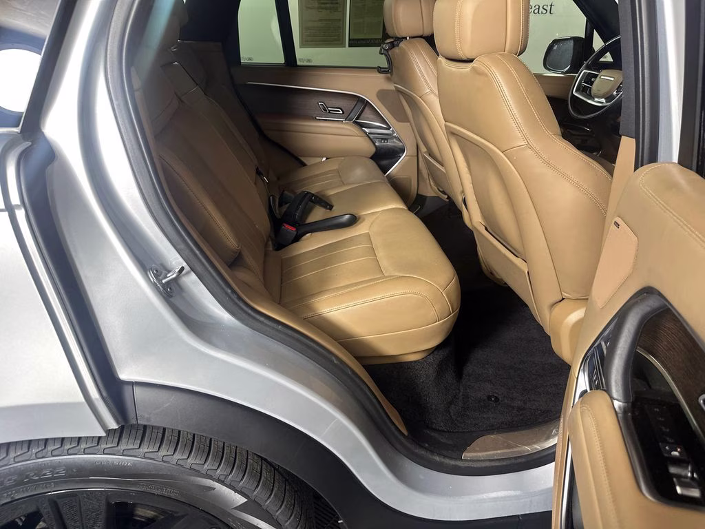 2023 Hakuba Silver Metallic Land Rover Range Rover SE AWD SUV