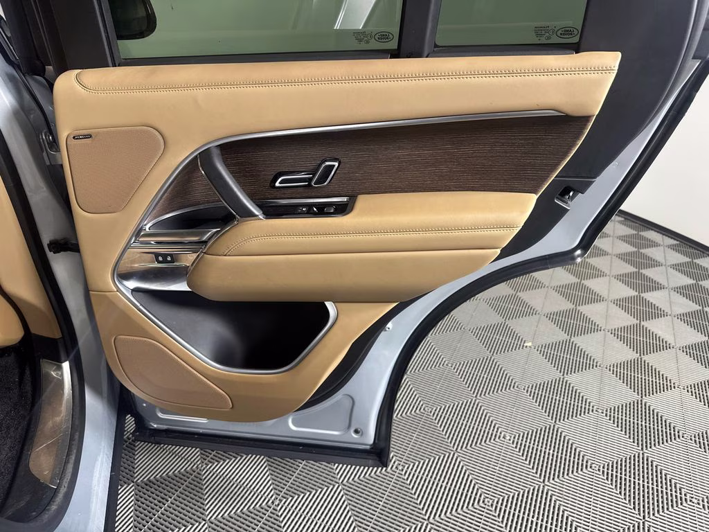 2023 Hakuba Silver Metallic Land Rover Range Rover SE AWD SUV