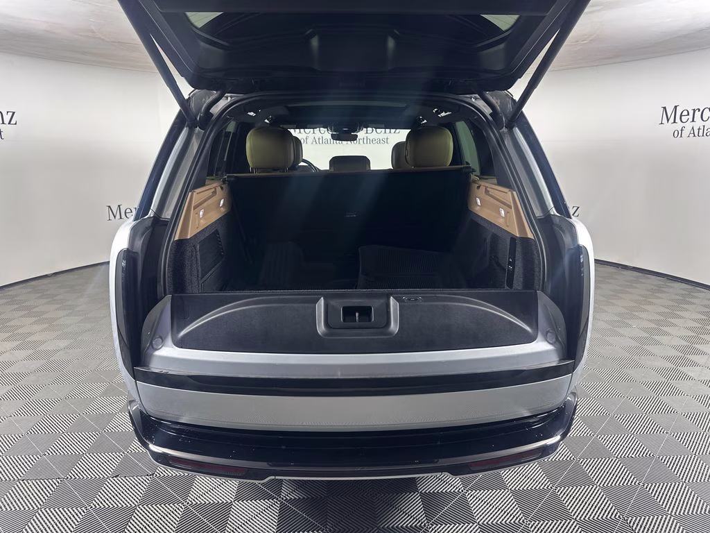 2023 Hakuba Silver Metallic Land Rover Range Rover SE AWD SUV