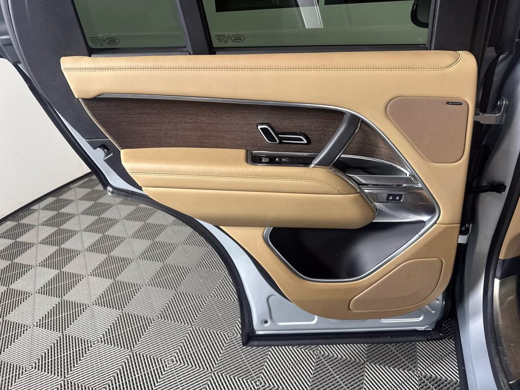 2023 Hakuba Silver Metallic Land Rover Range Rover SE AWD SUV