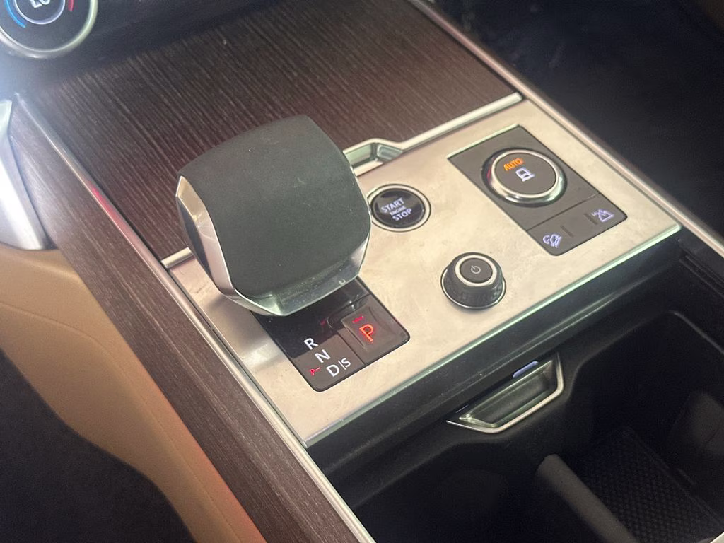 2023 Hakuba Silver Metallic Land Rover Range Rover SE AWD SUV