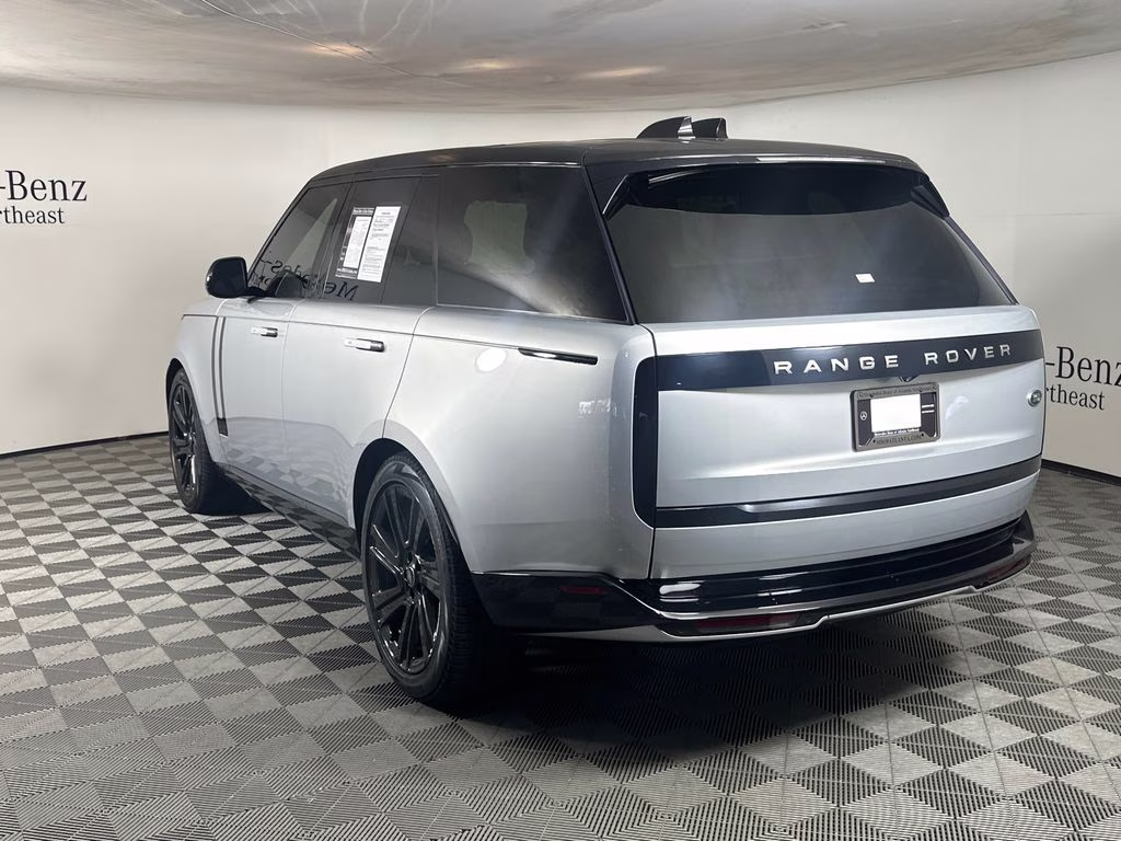 2023 Hakuba Silver Metallic Land Rover Range Rover SE AWD SUV