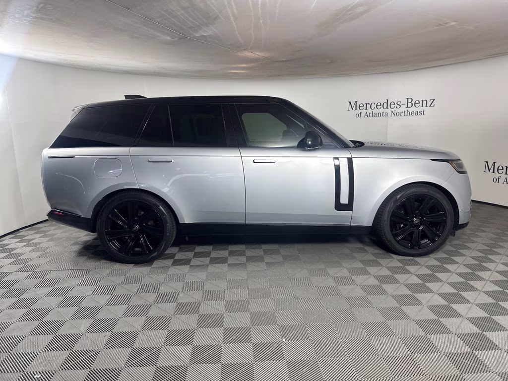 2023 Hakuba Silver Metallic Land Rover Range Rover SE AWD SUV