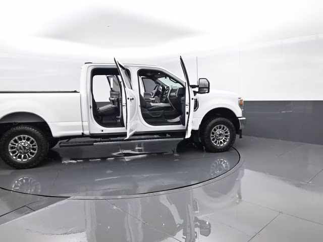 2022 Oxford White Ford Super Duty F-250 SRW Lariat 4X4 Truck