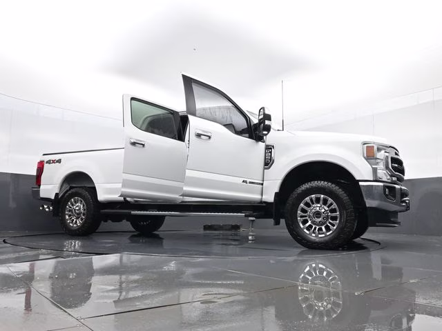 2022 Oxford White Ford Super Duty F-250 SRW Lariat 4X4 Truck