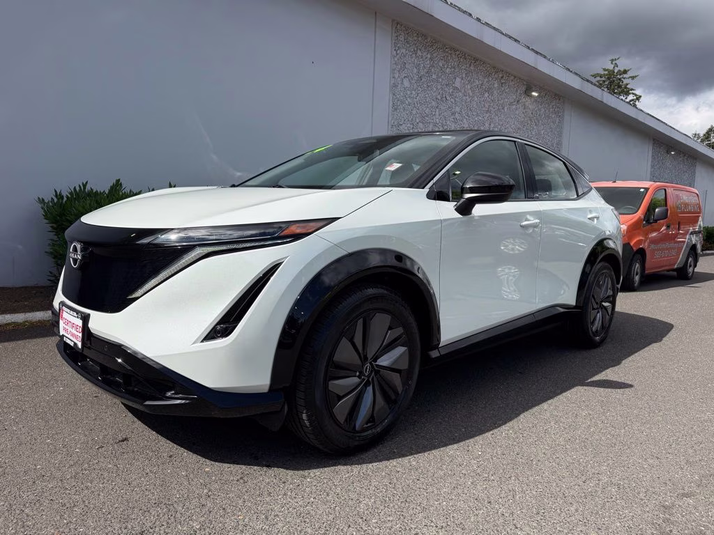 2024 Everest White Pearl Tricoat/Black Diamond Pearl Nissan ARIYA ENGAGE FWD SUV