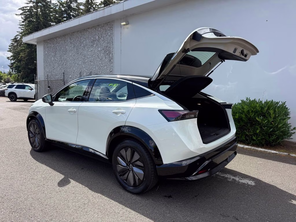2024 Everest White Pearl Tricoat/Black Diamond Pearl Nissan ARIYA ENGAGE FWD SUV