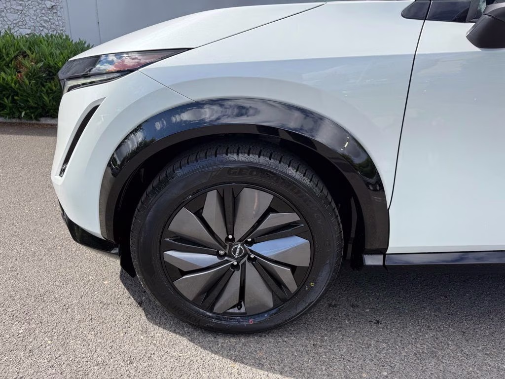 2024 Everest White Pearl Tricoat/Black Diamond Pearl Nissan ARIYA ENGAGE FWD SUV