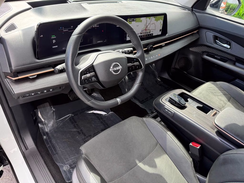 2024 Everest White Pearl Tricoat/Black Diamond Pearl Nissan ARIYA ENGAGE FWD SUV