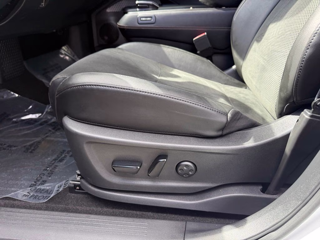 2024 Everest White Pearl Tricoat/Black Diamond Pearl Nissan ARIYA ENGAGE FWD SUV
