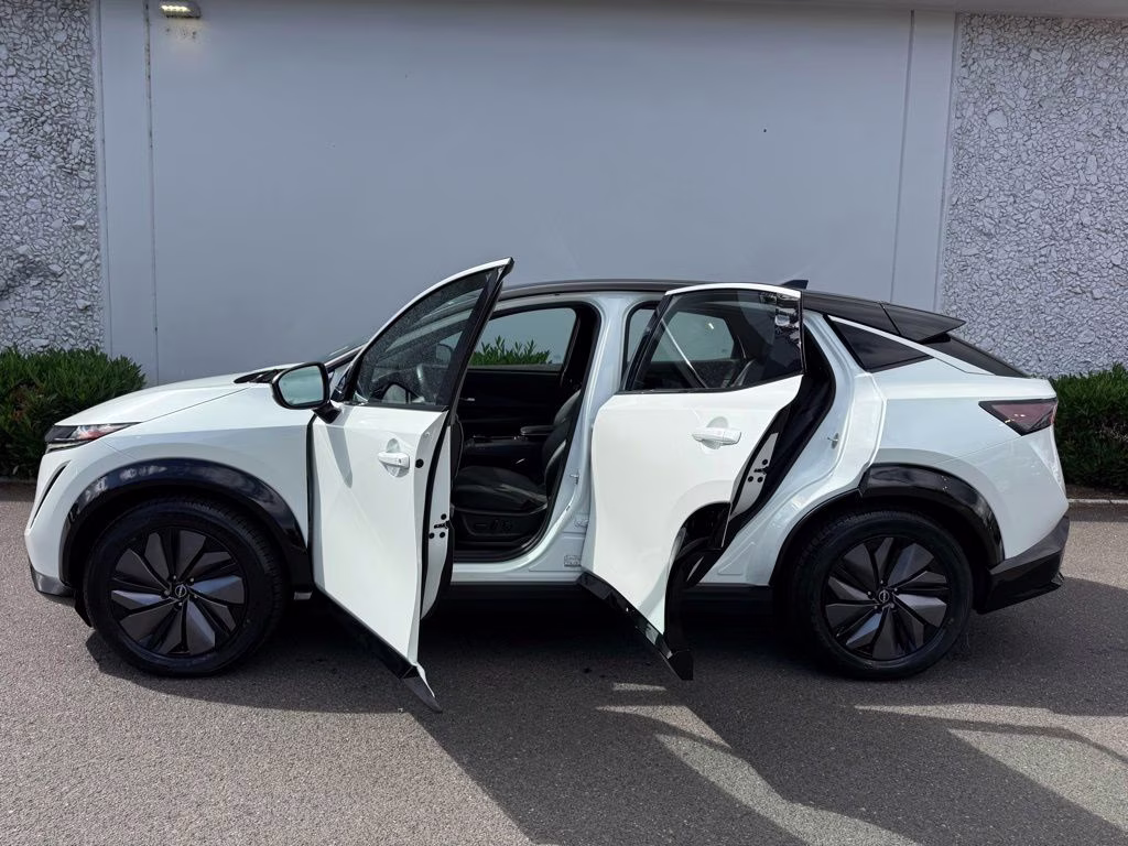 2024 Everest White Pearl Tricoat/Black Diamond Pearl Nissan ARIYA ENGAGE FWD SUV