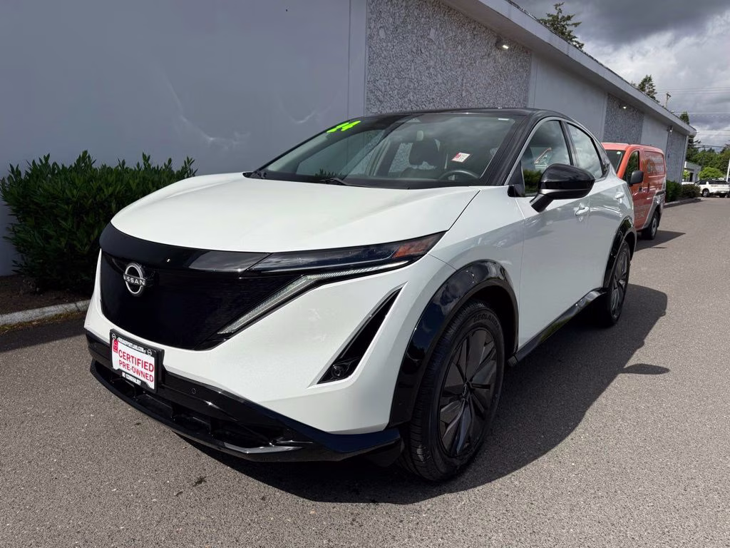 2024 Everest White Pearl Tricoat/Black Diamond Pearl Nissan ARIYA ENGAGE FWD SUV
