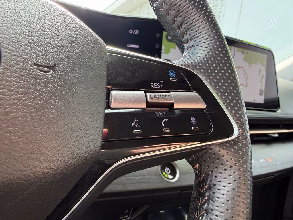 2024 Everest White Pearl Tricoat/Black Diamond Pearl Nissan ARIYA ENGAGE FWD SUV