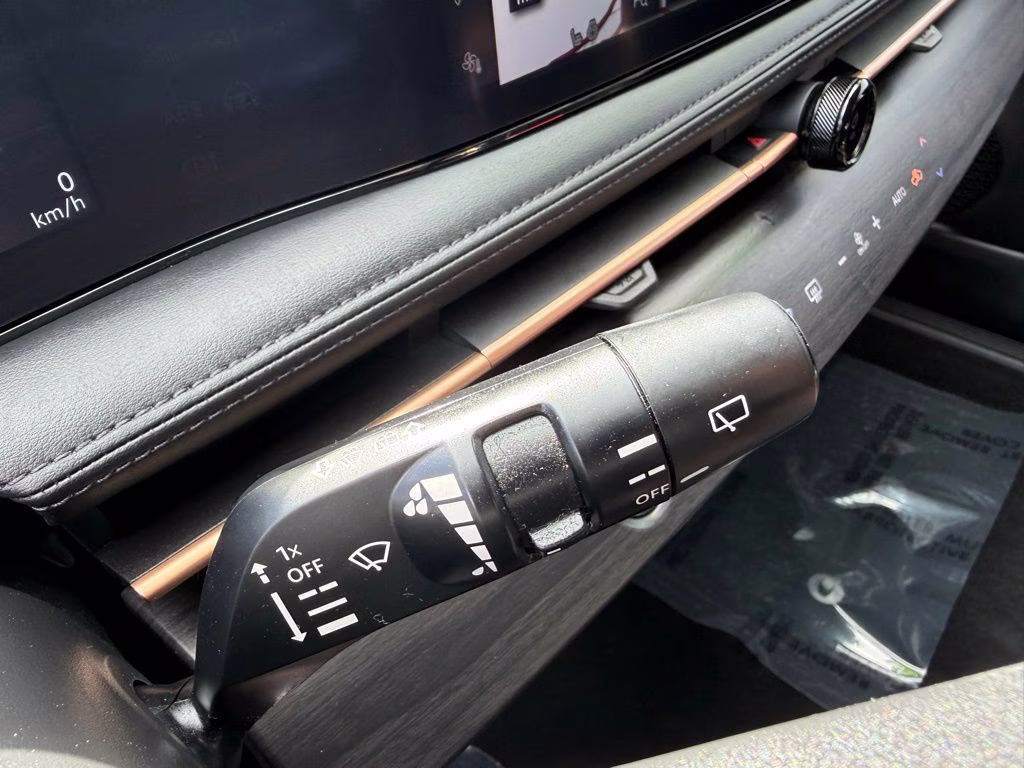 2024 Everest White Pearl Tricoat/Black Diamond Pearl Nissan ARIYA ENGAGE FWD SUV