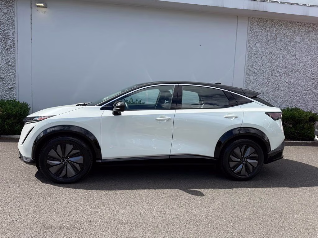 2024 Everest White Pearl Tricoat/Black Diamond Pearl Nissan ARIYA ENGAGE FWD SUV