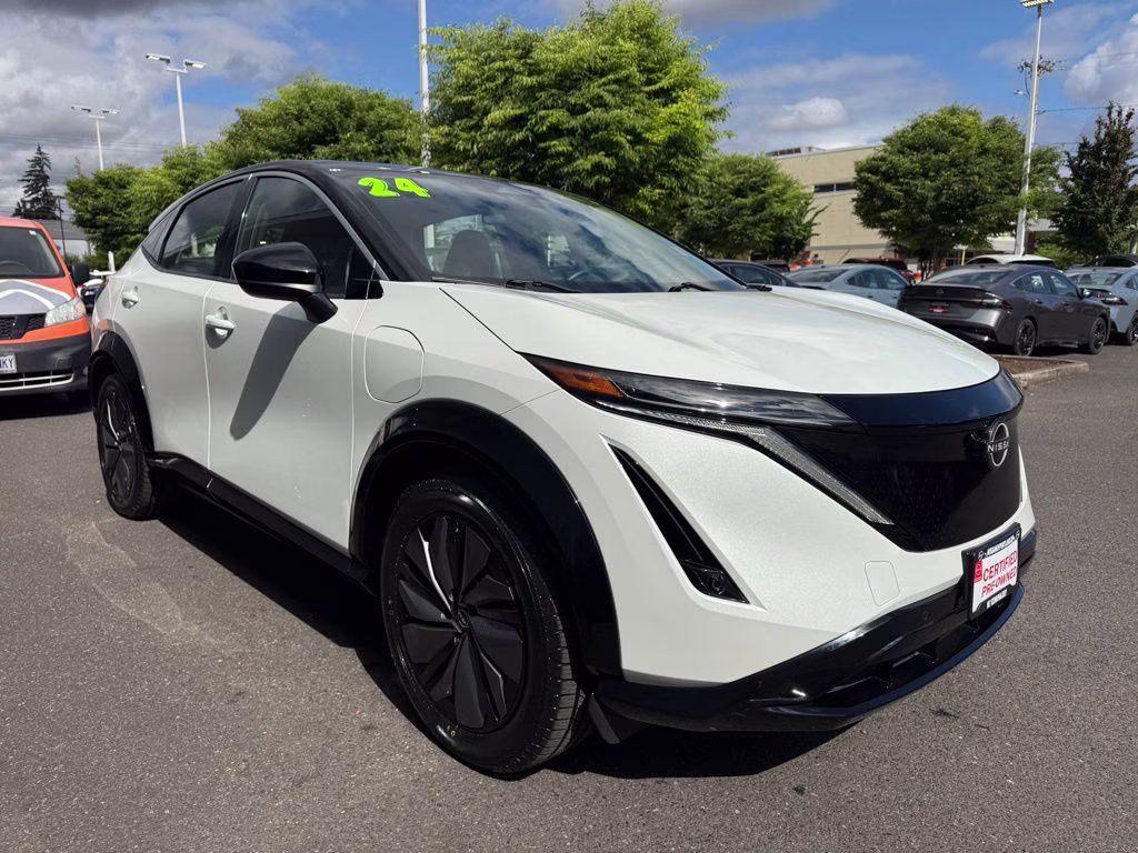 2024 Everest White Pearl Tricoat/Black Diamond Pearl Nissan ARIYA ENGAGE FWD SUV