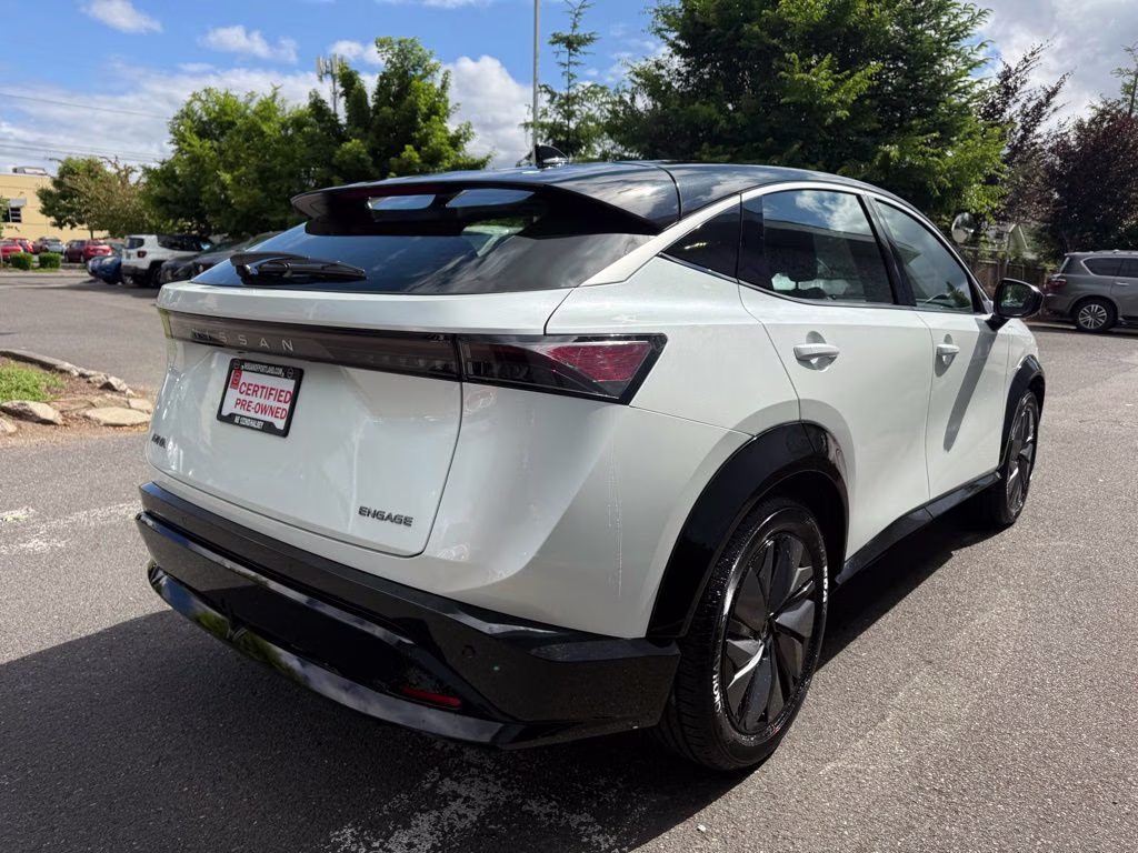 2024 Everest White Pearl Tricoat/Black Diamond Pearl Nissan ARIYA ENGAGE FWD SUV