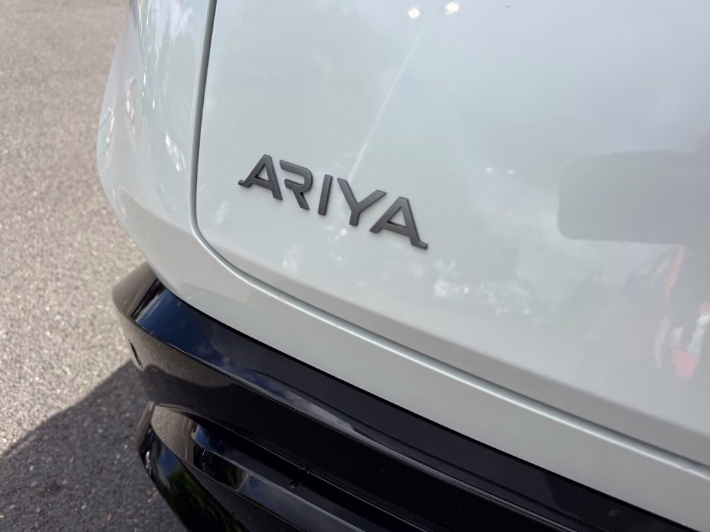 2024 Everest White Pearl Tricoat/Black Diamond Pearl Nissan ARIYA ENGAGE FWD SUV