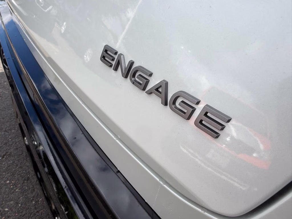 2024 Everest White Pearl Tricoat/Black Diamond Pearl Nissan ARIYA ENGAGE FWD SUV