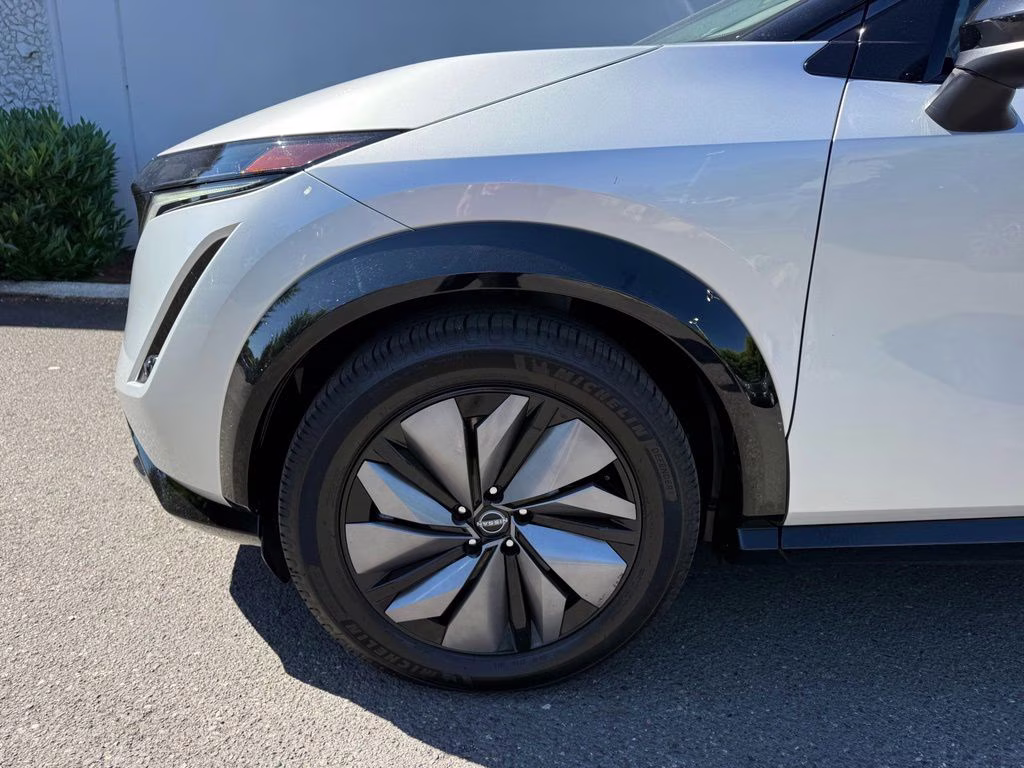 2023 Brilliant Silver Metallic/Black Diamond Pearl Nissan ARIYA ENGAGE+ e-4ORCE AWD SUV