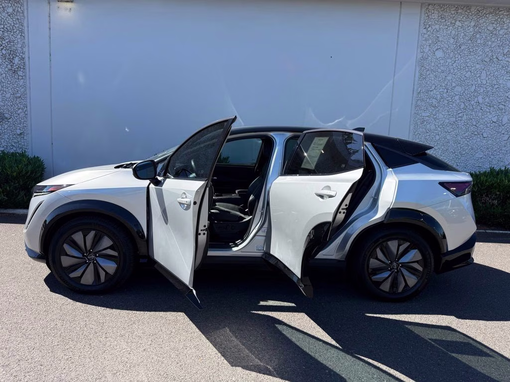 2023 Brilliant Silver Metallic/Black Diamond Pearl Nissan ARIYA ENGAGE+ e-4ORCE AWD SUV