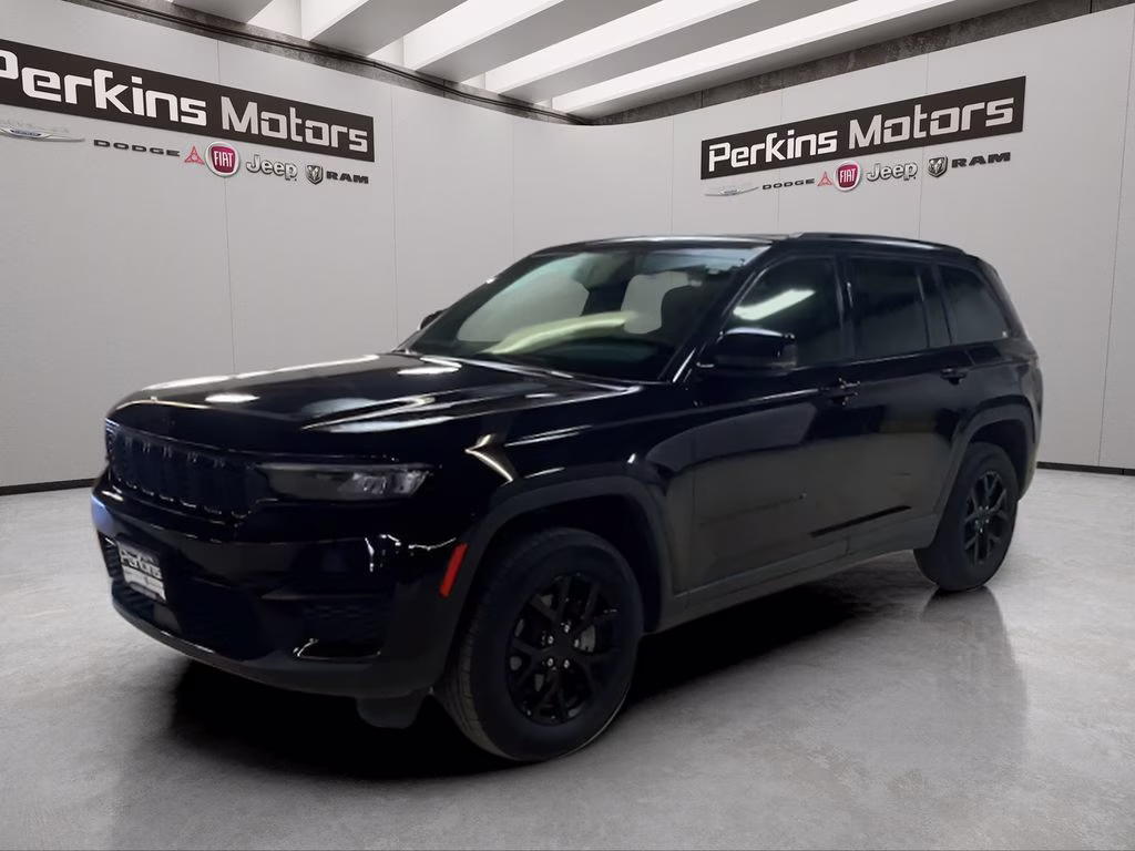 2025 Diamond Black Crystal Pearlcoat Jeep Grand Cherokee Altitude 4X4 SUV