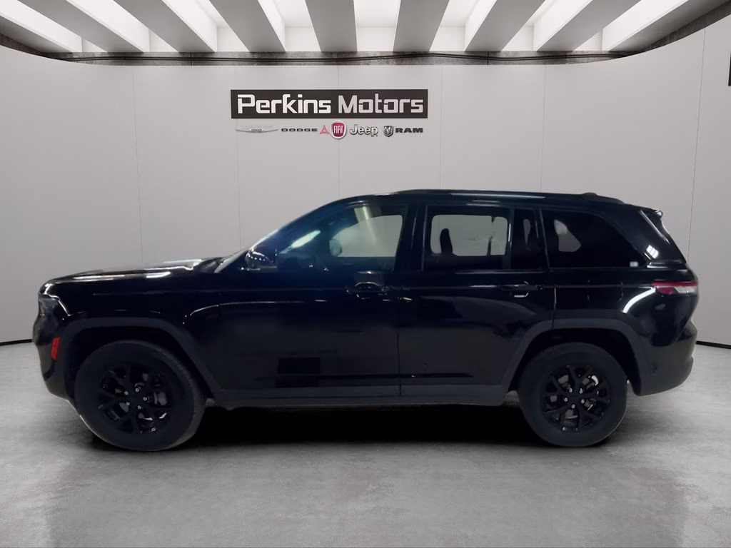 2025 Diamond Black Crystal Pearlcoat Jeep Grand Cherokee Altitude 4X4 SUV