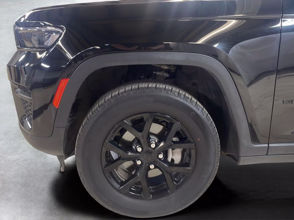 2025 Diamond Black Crystal Pearlcoat Jeep Grand Cherokee Altitude 4X4 SUV