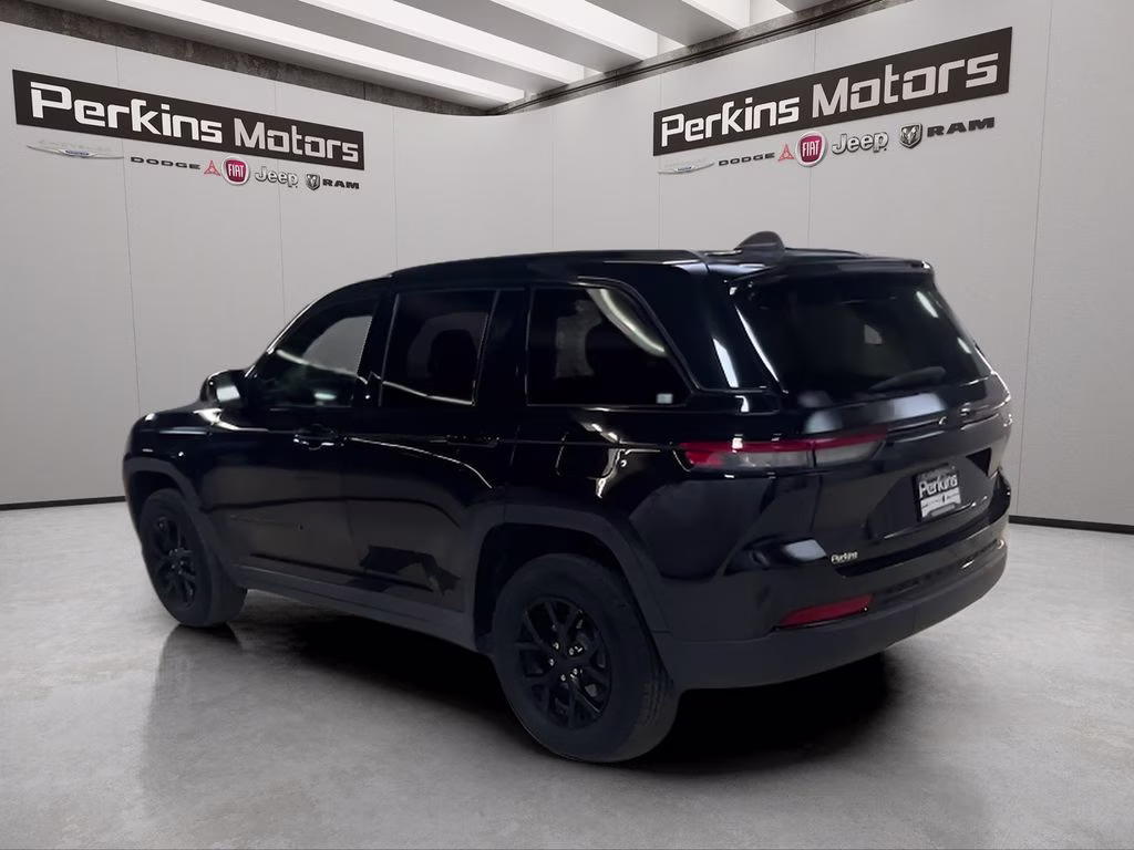 2025 Diamond Black Crystal Pearlcoat Jeep Grand Cherokee Altitude 4X4 SUV