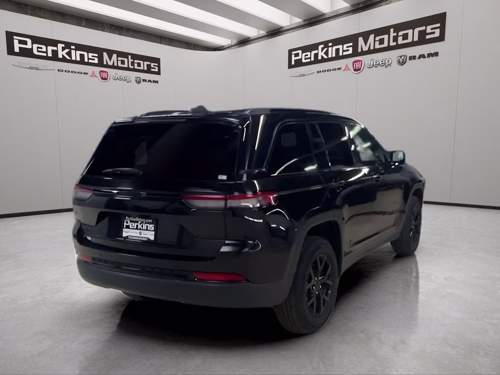 2025 Diamond Black Crystal Pearlcoat Jeep Grand Cherokee Altitude 4X4 SUV