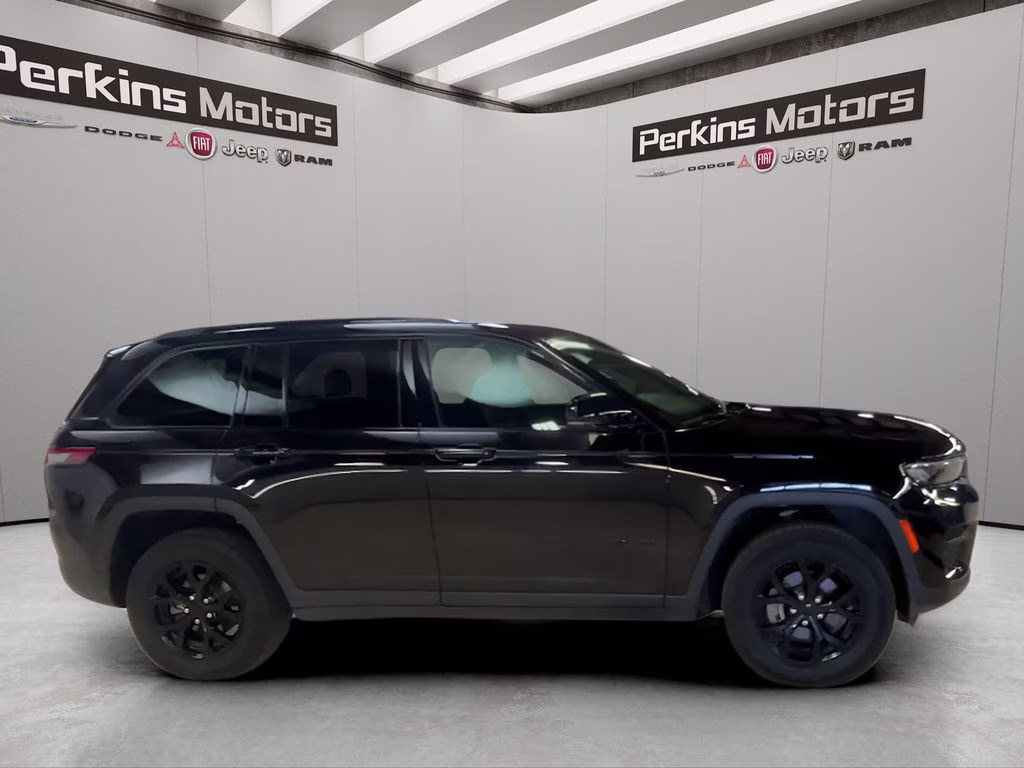 2025 Diamond Black Crystal Pearlcoat Jeep Grand Cherokee Altitude 4X4 SUV