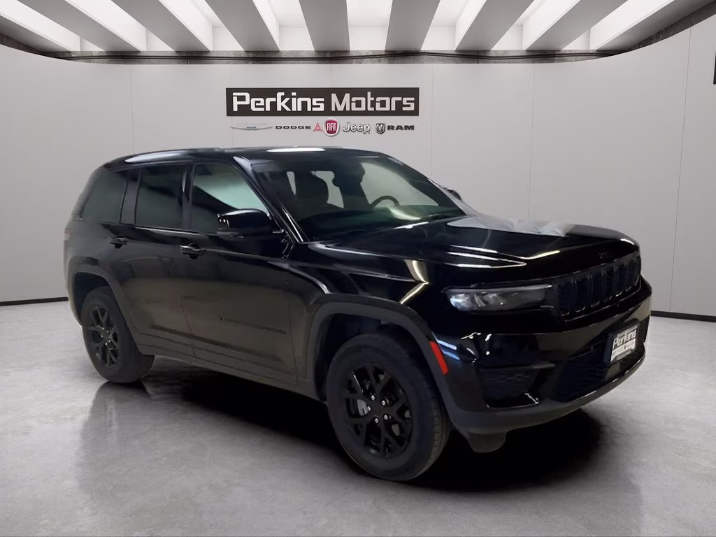 2025 Diamond Black Crystal Pearlcoat Jeep Grand Cherokee Altitude 4X4 SUV