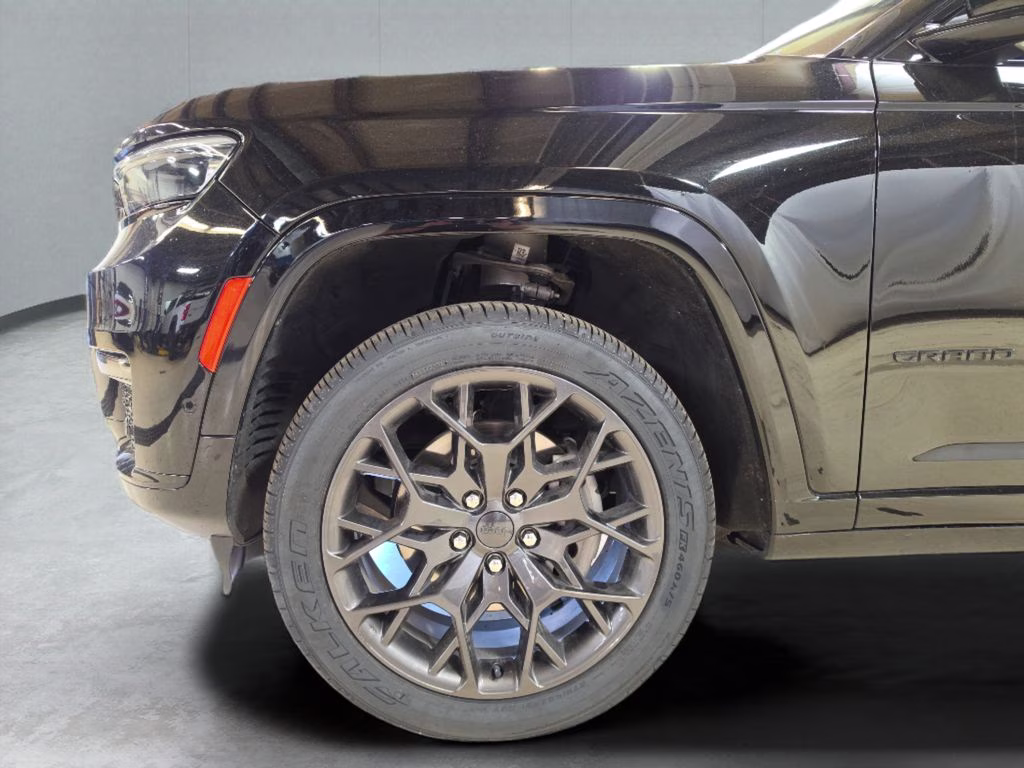 2024 Diamond Black Crystal Pearlcoat Jeep Grand Cherokee L Summit 4X4 SUV
