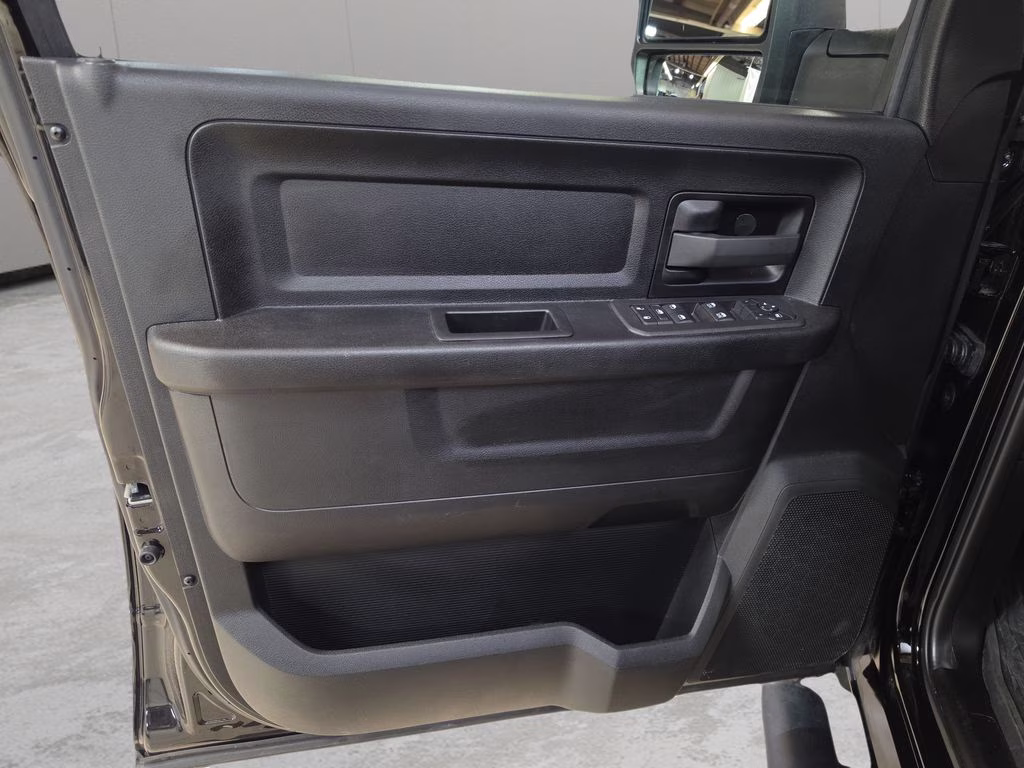 2025 Diamond Black Crystal Pearlcoat Ram 2500 Tradesman 4X4 Truck