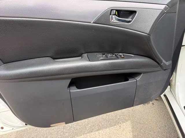 2008 White Toyota Avalon Touring FWD Sedan