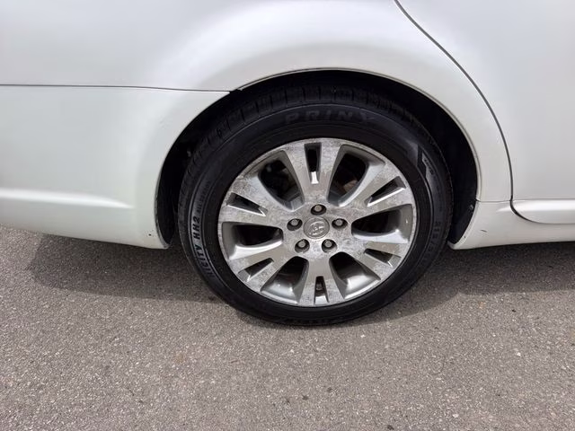 2008 White Toyota Avalon Touring FWD Sedan