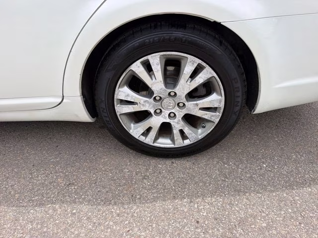 2008 White Toyota Avalon Touring FWD Sedan