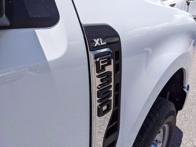 2026 Oxford White Ford Super Duty F-350 SRW XL 4X4 Truck