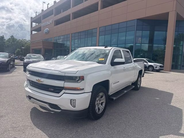 2017 Summit White Chevrolet Silverado 1500 LT Crew Cab Pickup 4X4 Truck