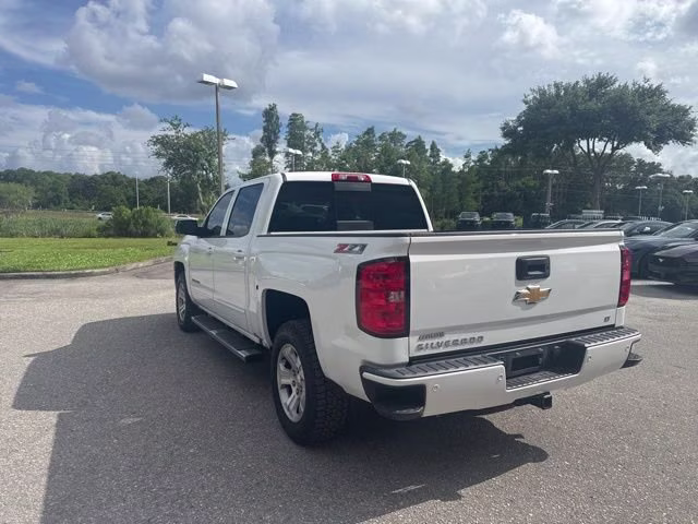 2017 Summit White Chevrolet Silverado 1500 LT Crew Cab Pickup 4X4 Truck