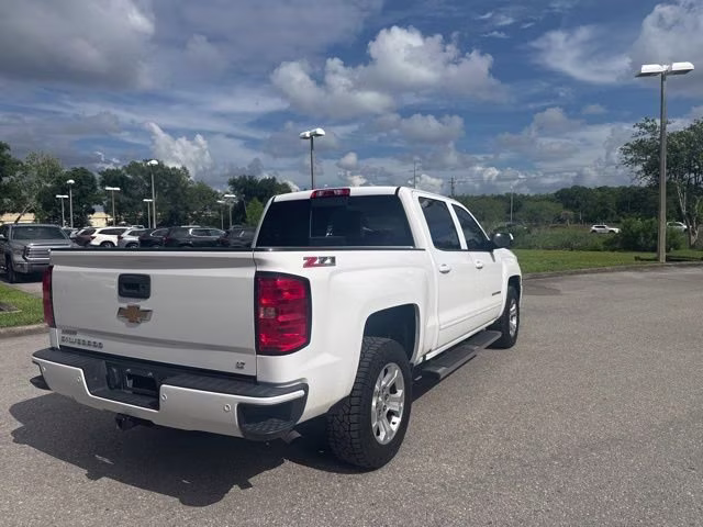 2017 Summit White Chevrolet Silverado 1500 LT Crew Cab Pickup 4X4 Truck
