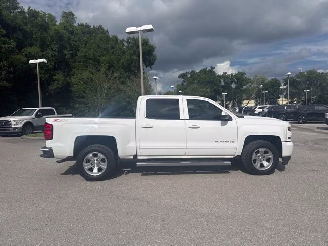 2017 Summit White Chevrolet Silverado 1500 LT Crew Cab Pickup 4X4 Truck